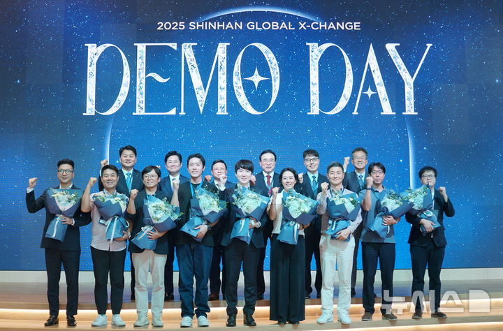 [서울=뉴시스]신한금융그룹은 지난 18일 베트남 호치민에 위치한 신한베트남 본사에서 '2025 신한 퓨처스랩 베트남 데모데이'를 개최했다고 19일 밝혔다. (사진=신한금융 제공). 2025.09.19. photo@newsis.com 