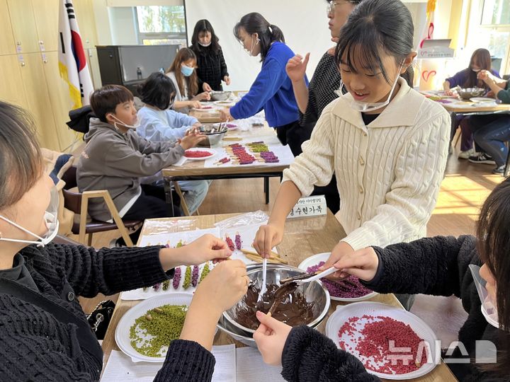 [안양=뉴시스] 안양시자원봉사센터 가족 봉사단이 내일(20일) 관내 호계동 공구상가 내 대한적십자사 경기도지사 중앙봉사관에서 ‘아이사랑 제빵 클래스’를 주제로 봉사활동을 진행한다.(사진=봉사센터 제공).2025.09.19. photo@newsis.com