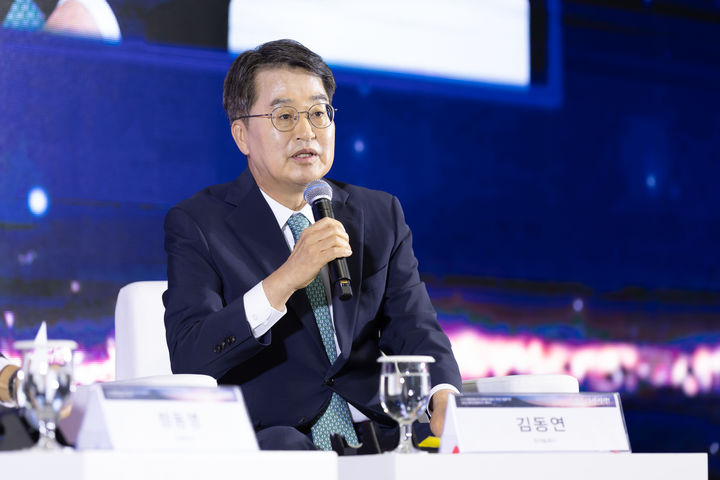 [수원=뉴시스] 19일 오전 파주 캠프그리브스에서 열린 9.19 평양공동선언 7주년 기념행사에서 김동연 지사가 특별토론을 하고 있다. (사진=경기도 제공) 2025.09.19. photo@newsis.com *재판매 및 DB 금지