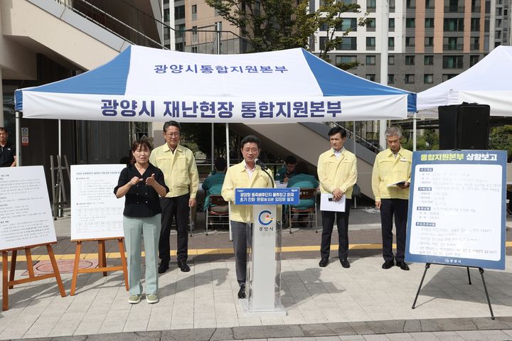 광양=뉴시스] 정인화 전남 광양시장이 19일 재난현장 통합지원센터에서 광양항 물류창고 화재 진화 과정을 말하고 있다. (사진=광양시 제공) 2025.09.17. photo@newsis.com *재판매 및 DB 금지