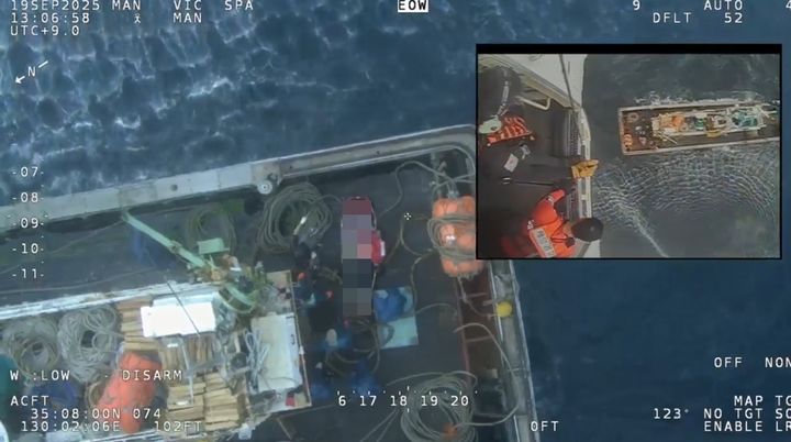 [울산=뉴시스] 박수지 기자 = 울산해양경찰서가 19일 부산 송정항 동방 약 61.6㎞ 해상에서 침몰한 선박 사고와 관련 선원들을 구조하고 있다. (사진=울산해경 제공) 2025.09/19/ parksj@newsis.com *재판매 및 DB 금지