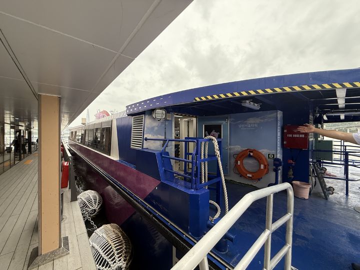 [서울=뉴시스]이수린 수습기자=19일 오후 1시께 서울 성동구 뚝섬 한강공원 선착장에서 촬영한 한강버스. 2025.09.19 surinse@newsis.com *재판매 및 DB 금지