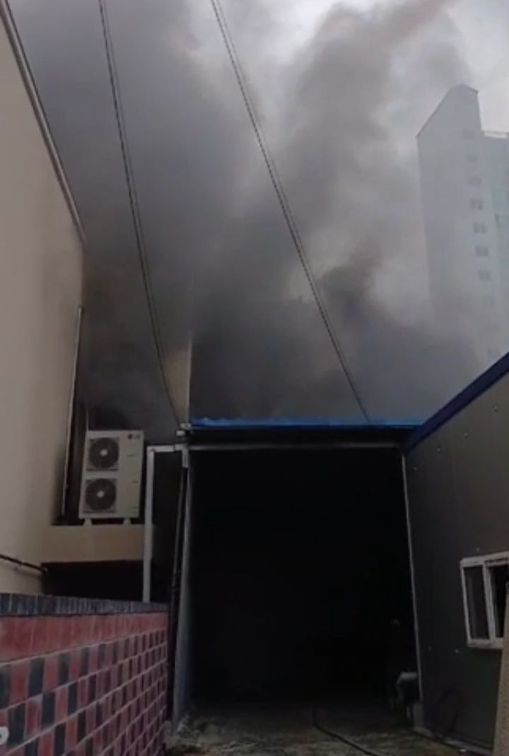 [대구=뉴시스] 19일 오후 2시34분께 대구 북구 침산동의 한 자전거 상설매장 뒤편에 있는 창고에서 연기가 피어오르고 있다. (사진=대구북부소방서 제공) 2025.09.19. photo@newsis.com *재판매 및 DB 금지