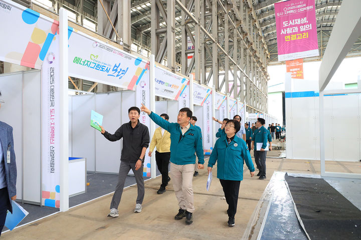 삼척시의회 권정복 의장과 시의원 일행은 제266회 삼척시의회 임시회 기간인 19일, 정라지구 도시재생사업 현장을 방문해 추진 상황을 점검하고 있다.(사진=삼척시의회 제공) *재판매 및 DB 금지