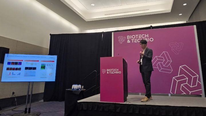 [서울=뉴시스] 오가노플러스 신재영 대표가 LSX World Congress Biotech & Techno Showcase에서 기업 소개 발표를 하고 있다. (사진=오가노플러스 제공) 2025.09.20. photo@newsis.com *재판매 및 DB 금지