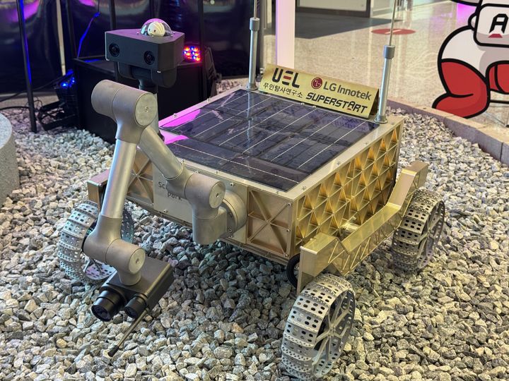 [서울=뉴시스]LG의 카메라 모듈, 배터리 셀, 통신 모듈용 안테나가 탑재된 무인탐사연구소의 달 탐사 로버. (사진 = LG) 2025.09.19. photo@newsis.com *재판매 및 DB 금지