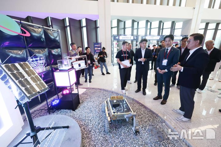 [서울=뉴시스](앞줄 오른쪽부터)정수헌 LG사이언스파크 대표, 노용석 중소벤처기업부 차관, 조남석 무인탐사연구소 대표가 LG의 카메라 모듈, 배터리 셀, 통신 모듈용 안테나가 탑재된 무인탐사연구소의 달 탐사 로버를 살펴보고 있다. (사진 = LG) 2025.09.19. photo@newsis.com 