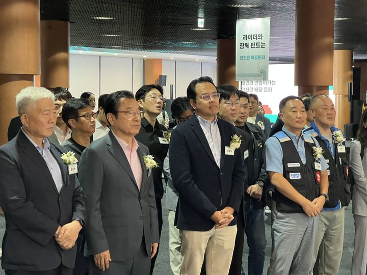 [서울=뉴시스] 김민성 기자 = (왼쪽에서 세 번째)김범석 우아한형제들 대표가 19일 경기도 하남시 배민라이더스쿨에서 열린 개관식에서 시설 설명을 듣고 있다. 2025.09.19. kms@newsis.com *재판매 및 DB 금지