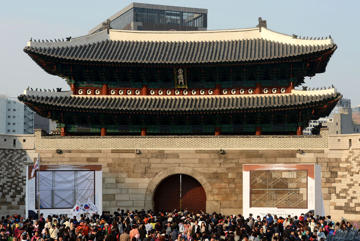 [서울=뉴시스] 박종민 기자 = 방화로 소실된지 5년 3개월만에 복구 작업을 마친 국보 1호 숭례문의 복구 기념식이 열린 4일 오후 서울 숭례문에 많은 시민이 몰려있다. jmc@newsis.com *재판매 및 DB 금지