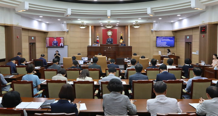 [임실=뉴시스]22일 열린 임실군의회 제348회 임시회 제1차 본회의, 장종민 의장이 회의를 진행하고 있다. *재판매 및 DB 금지