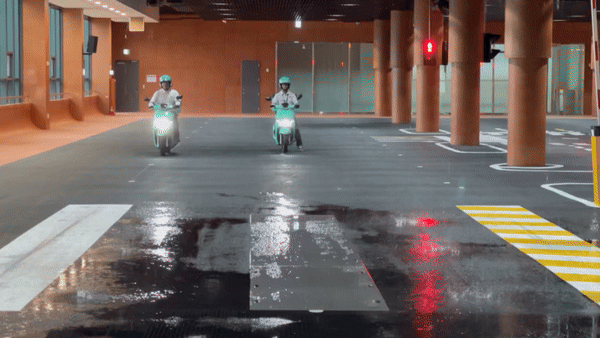 [하남=뉴시스] 김민성 기자 = 배민라이더스쿨 라이더 교육 모습. 빗길을 연출해 미끄러운 노면을 라이더가 직접 체험할 수 있도록 했다. 2025.09.19. kms@newsis.com. *재판매 및 DB 금지