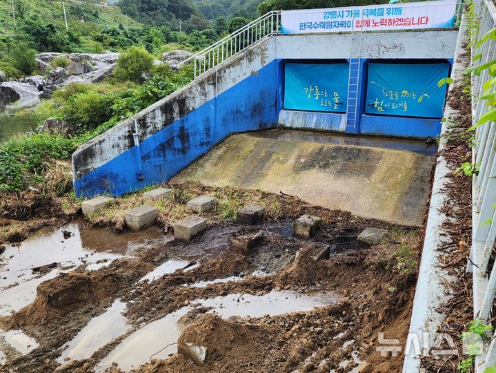 [강릉=뉴시스] 이순철 기자 = 한국수력원자력 오봉지소는 19일 도암댐 도수관로 비상방류에 앞서 설명회를 갖고 있다. 20일 오후 1시께 정상 비상방류할 예정이다. 2025.09.19. grsoon815@newsis.com