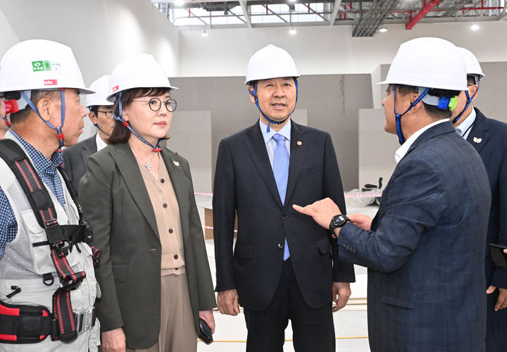 [세종=뉴시스] 구윤철 경제부총리 겸 기획재정부 장관이 19일 경주 화백컨벤션센터(HICO)를 방문해, '2025 아시아태평양경제협력체(APEC) 정상회의 준비상황을 점검하며 관계자로부터 설명을 듣고 있는 모습. (사진=기재부 제공) 2025.09.19. photo@newsis.com *재판매 및 DB 금지