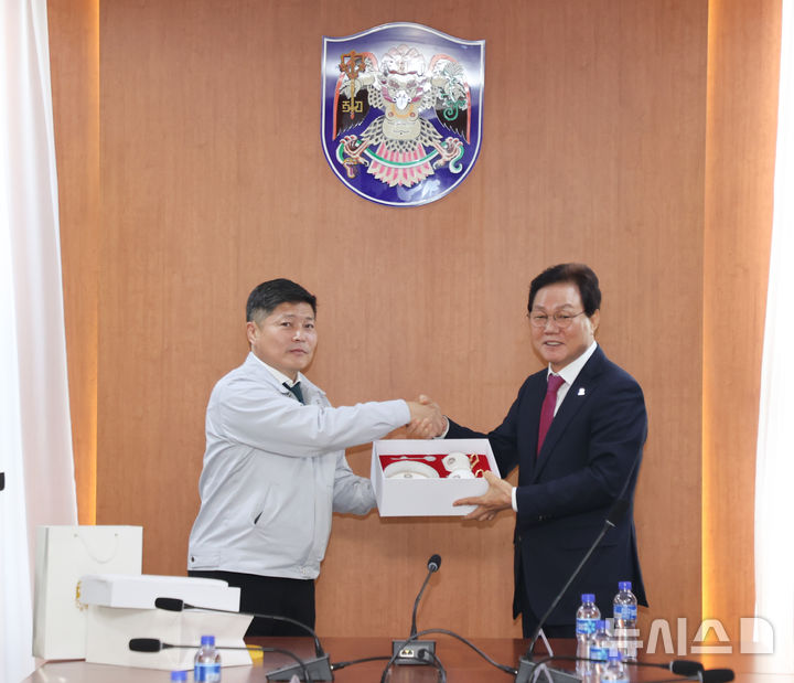 [창원=뉴시스]박완수(오른쪽) 경남도지사가 19일(현지시각) 몽골 수도인 울란바토르시청을 방문해 키쉬기인 니암바토르 시장과 악수하고 있다.(사진=경남도 제공) 2025.09.19. photo@newsis.com