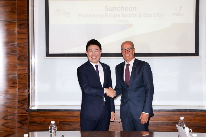 [순천=뉴시스] 19일 노관규 순천시장이 중국 다롄에서 레온즈 에더 국제대학스포츠연맹(FISU) 회장을 만나 순천시의 2035년 세계유니버시아드대회 개최 의향을 설명한 뒤 기념촬영을 하고 있다. (사진=순천시 제공) 2025.09.19. photo@newsis.com *재판매 및 DB 금지