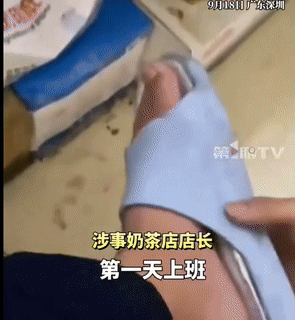 [뉴시스]중국의 한 밀크티 가게 직원이 제작 과정에서 위생 불량 행위를 하는 장면이 온라인에 퍼지며 거센 비판을 받고 있다.(영상=충칭 방송 제1안 캡쳐).2025.09.19 *재판매 및 DB 금지