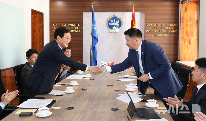 [창원=뉴시스]박완수(왼쪽) 경남도지사가 19일(현지시각) 몽골 정부 청사를 방문해 바트암갈란 엥크타이반(Bat-amgalan Enkhtaivan) 도시개발건설주택부 장관과 악수하고 있다.(사진=경남도 제공) 2025.09.19. photo@newsis.com