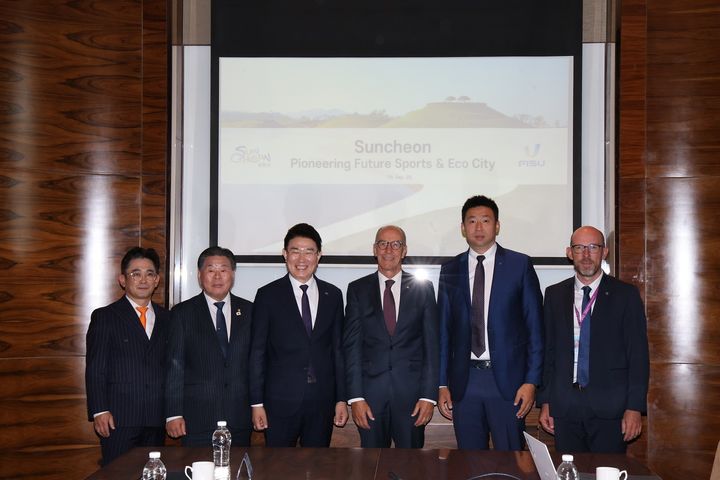 [순천=뉴시스] 19일 중국 다롄에서 순천시, 순천시의회, 국제대학스포츠연맹 관계자들이 기념사진을 촬영하고 있다. (사진=순천시 제공) 2025.09.19. photo@newsis.com *재판매 및 DB 금지