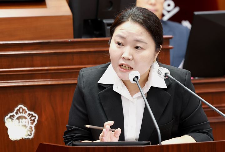 [제천=뉴시스] 시정질문하는 송수연 제천시의원. (사진=뉴시스 DB). photo@newsis.com *재판매 및 DB 금지