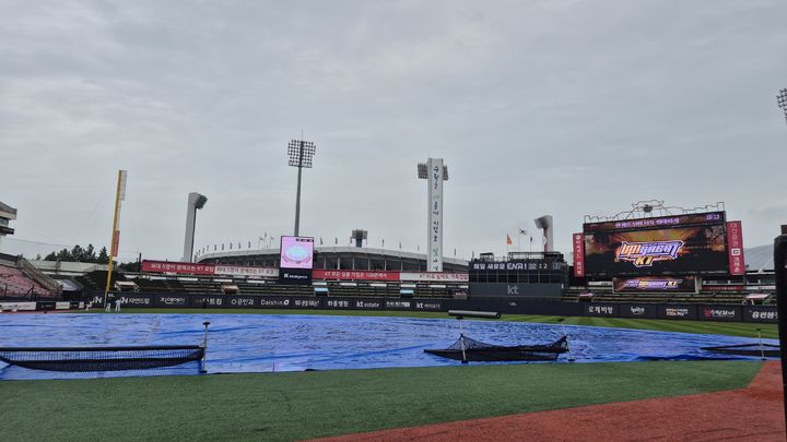 [수원=뉴시스] 문채현 기자 = 19일 오후 수원KT위즈파크에 방수포가 깔린 모습. 2025.09.19. dal@newsis.com *재판매 및 DB 금지