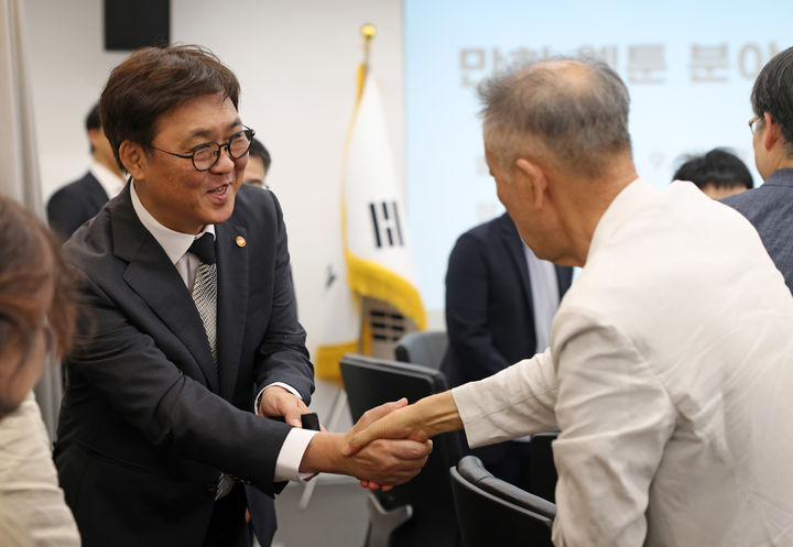 최휘영 문화체육관광부 장관이 19일 서울 종로구 국립현대미술관 서울관에서 만화·웹툰 분야 관계자들을 만나 인사를 나누고 있다. (사진=문체부 제공) *재판매 및 DB 금지