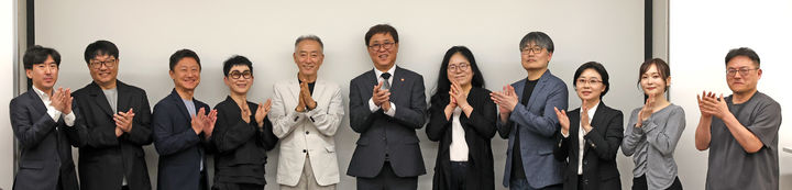 최휘영 문화체육관광부 장관이 19일 서울 종로구 국립현대미술관 서울관에서 만화·웹툰 분야 관계자들을 만나 간담회를 마치고 기념촬영을 하고 있다. (사진=문체부 제공) *재판매 및 DB 금지