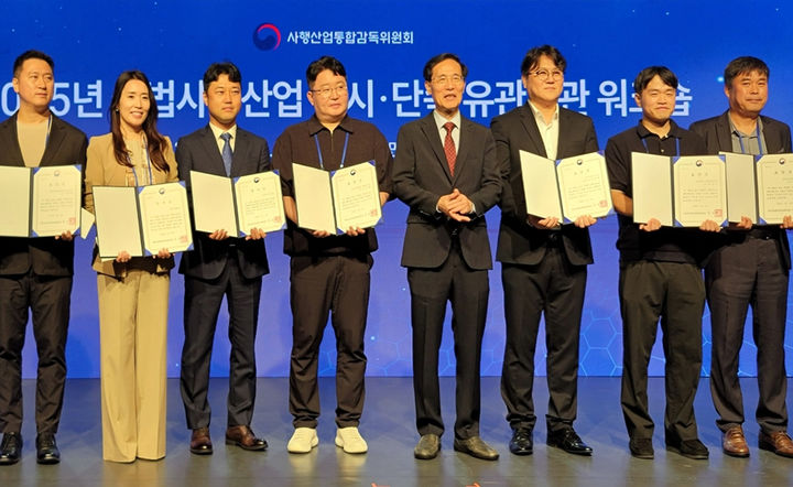 강원랜드는 19일 서울 국립민속박물관 대강당에서 개최된 ‘25년 불법사행산업 감시 단속 유관기관 워크숍’에서 사행산업통합감독위원회로부터 불법사행산업 근절을 위한 선도적 역할에 대한 공로를 인정받아 위원장 표창을 수상하고 있다.(사진=강원랜드 제공) *재판매 및 DB 금지