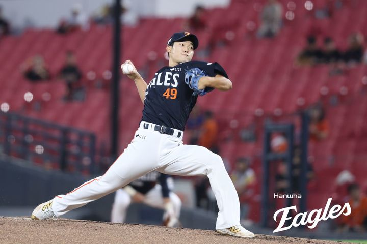 [서울=뉴시스] 프로야구 한화 이글스 윤산흠이 18일 광주-기아챔피언스필드에서 열린 2025 신한 쏠뱅크 KBO리그 KIA 타이거즈와의 경기에 선발 등판해 공을 던지고 있다. (사진=한화 이글스 제공) 2025.09.18. *재판매 및 DB 금지