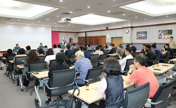 [강릉=뉴시스] 19일 강릉시가 시간제 제한급수를 실시하고 있는 아파트 관계자들과 간담회를 열고 있다.(사진=강릉시 제공)photo@newsis.com *재판매 및 DB 금지