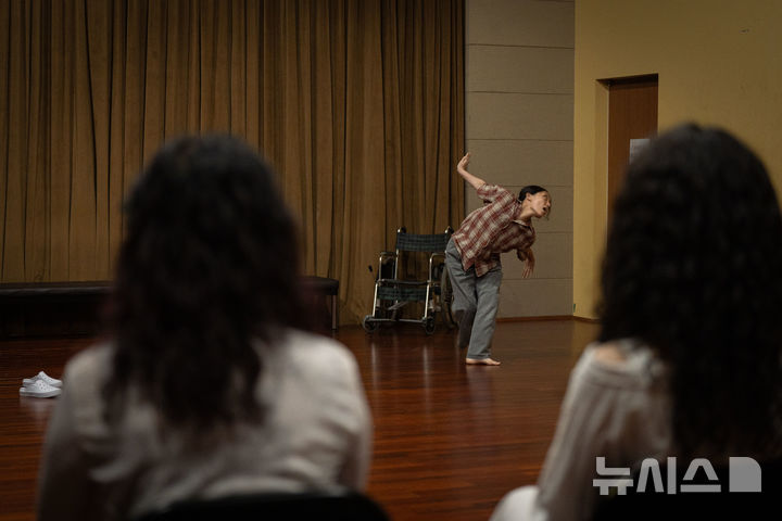 [서울=뉴시스]19일 서울 강동구 강동아트센터 스튜디오에서 열린 무용 '풍경' 오픈리허설에서 보호자 역을 맡은 무용수 김나의가 열연하고 있다. (사진=강동문화재단 제공)