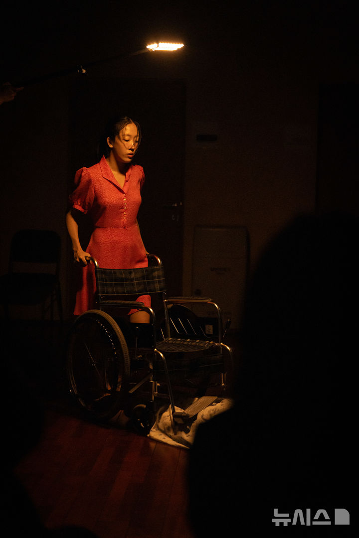 [서울=뉴시스]19일 서울 강동구 강동아트센터 스튜디오에서 열린 무용 '풍경' 오픈리허설에서 딸 역을 맡은 무용수 김민송이 열연하고 있다. (사진=강동문화재단 제공) 