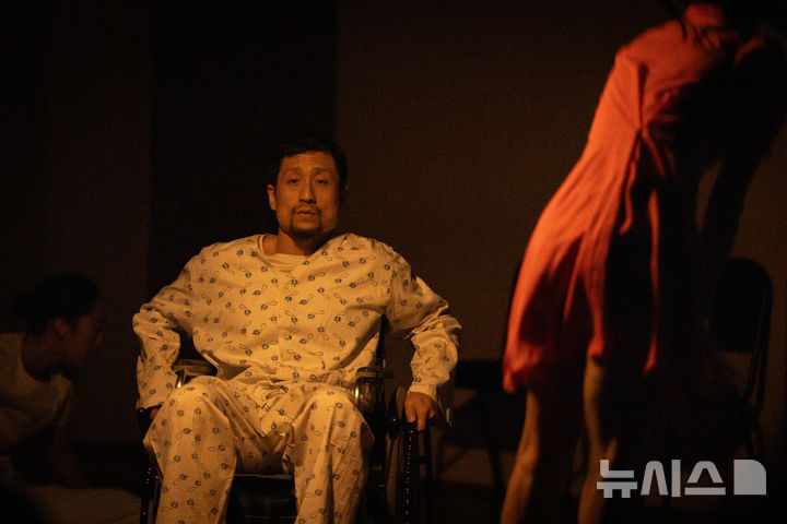 [서울=뉴시스]19일 서울 강동구 강동아트센터 스튜디오에서 열린 무용 '풍경' 오픈리허설에서 아버지 환자 역을 맡은 무용수 이정민이 열연하고 있다. (사진=강동문화재단 제공) 