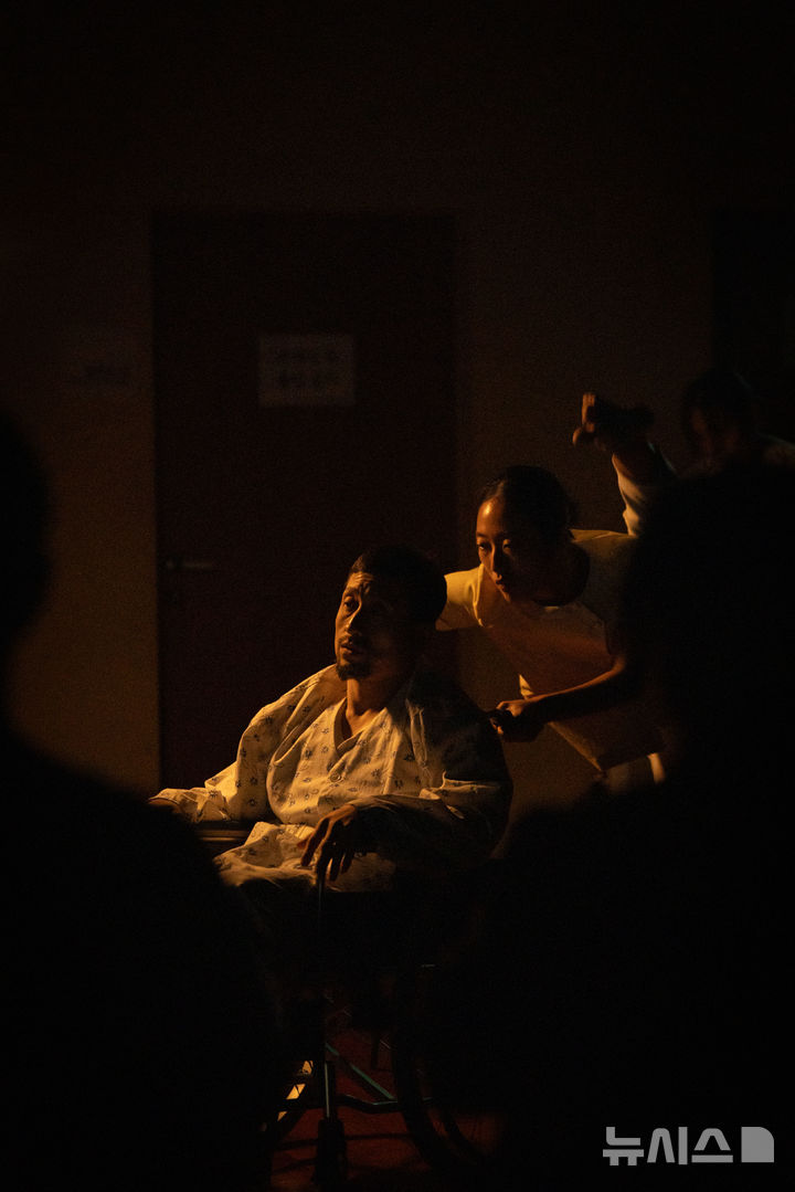 [서울=뉴시스]19일 서울 강동구 강동아트센터 스튜디오에서 열린 무용 '풍경' 오픈리허설에서 환자 역의 이정민(앞쪽)과 간호사 역의 배소미가 열연하고 있다. (사진=강동문화재단 제공) 