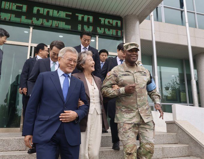 문재인 전 대통령이 9·19 평양공동선언과 남북군사합의 7주년을 맞은 19일 오후 판문점 공동경비구역(JSA)을 방문했다. 사진은 제이비어 브런슨 주한미군사령관 겸 한미연합군사령관 X(옛 트위터) 캡처. 2025.09.19. *재판매 및 DB 금지