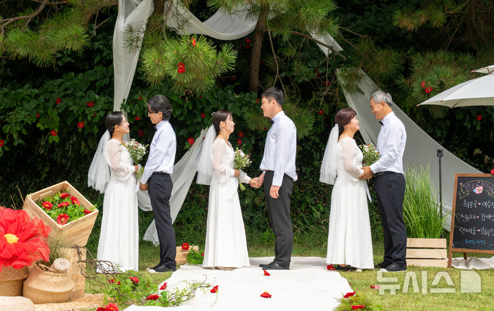 [거제=뉴시스]19일 경남 거제시 지심도에서 다자녀 부부 등 3쌍의 리마인드 웨딩식이 경남도 지원으로 진행되고 있다.(사진=경남도 제공) 2025.09.19. photo@newsis.com