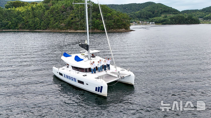 [거제=뉴시스]19일 경남 거제시 지심도에서 리마인드 웨딩식을 올린 다자녀 가구 등 부부 3쌍이 요트 투어를 체험하고 있다.(사진=경남도 제공) 2025.09.19. photo@newsis.com