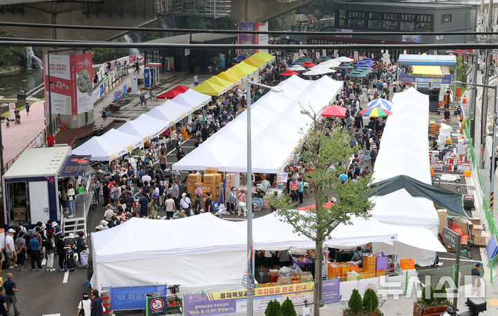 [서울=뉴시스]서대문구 직거래장터.