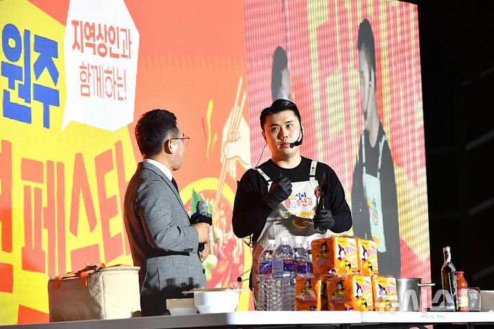 [원주=뉴시스] 이덕화 기자 = 19일 라면의 고장인 강원 원주시 상지대학교 노천극장에서 '2025 원주라면페스타'가 열린 가운데 '흑백요리사' 우승자인 권성준 셰프가 라면을 파인다이닝 스타일로 재해석하는 쿠킹쇼를 선보이고 있다. 2025.09.19. wonder8768@newsis.com