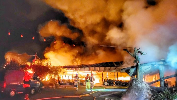 [울산=뉴시스] 박수지 기자 = 19일 오후 울산시 북구 매곡동 한 농막창고에서 불이나 불길이 올라오고 있다. (사진=울산소방본부 제공) 2025.09.19. photo@newsis.com *재판매 및 DB 금지