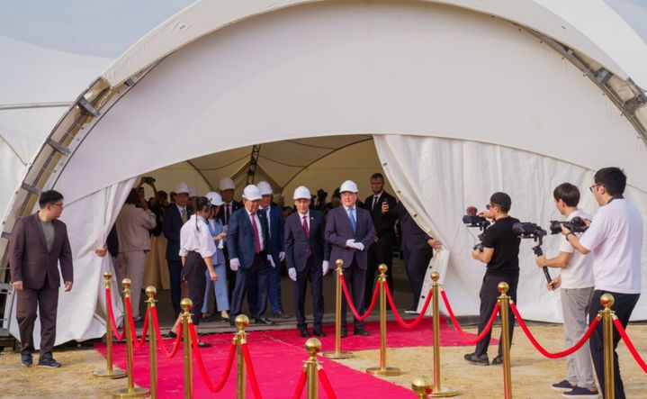 [알마티(카자흐스탄)=뉴시스] 12일 카자흐스탄 알마티 인근 알라타우 신도시에서 열린 K-파크 착공식에서 최유리 카스피안그룹 회장 등 관계자들이 유르트 밖으로 걸어나오고 있다. (사진=카스피안그룹 제공) 2025.09.12. photo@newsis.com *재판매 및 DB 금지