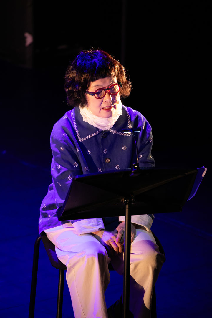 [서울=뉴시스] 19일 서울 종로구 대학로예술극장 소극장에서 열린 '김혜순, 시하다-신작 시집 낭독회. (사진=한국문화예술위원회 제공) 2025.09.19. photo@newsis.com *재판매 및 DB 금지