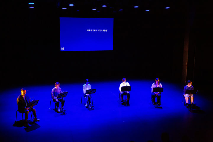 [서울=뉴시스] 19일 서울 종로구 대학로예술극장 소극장에서 열린 '김혜순, 시하다-신작 시집 낭독회. (사진=한국문화예술위원회 제공) 2025.09.19. photo@newsis.com *재판매 및 DB 금지