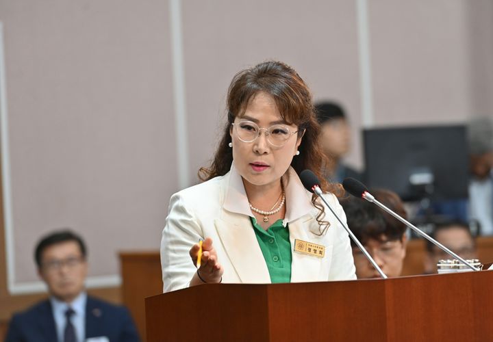 [거제=뉴시스] 신정철 기자= 거제시의회 정명희 의원(국민의힘, 행정복지위원회)은 지난 18일 열린 제257회 임시회 제4차 본회의에서 시정질문을 통해 ▲거제시 재정 건전성 확보 방안 ▲소동 휴양콘도미니엄 조성사업 추진 현황 및 지방재정 투입 여부 ▲고현항 항만재개발사업 지연 문제를 집중 질의하며 거제시의 적극적 대응을 촉구했다.사진은 정명희 의원의 시정질문 모습.(사진=거제시의회; 제공).2025.09.19. photo@newsis.com *재판매 및 DB 금지