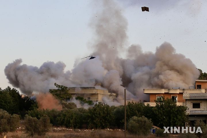 [크파르 테브니트=신화/뉴시스] 18일(현지 시간) 레바논 남부 나바티예 인근 크파르 테브니트에서 이스라엘군의 공습으로 폭발이 일어나고 있다. 레바논 국영통신(NNA)은 이스라엘군이 남부 세 개 마을을 공격했고 20일에도 헤즈볼라 대원의 차량을 폭격해 살해했다고 전했다. 2025.09.21.