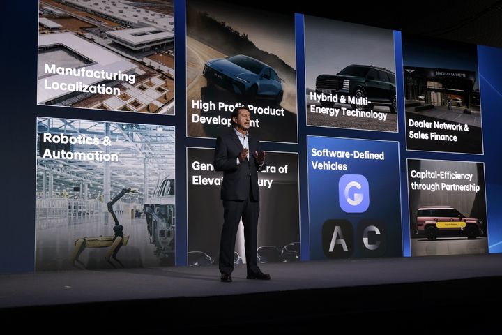 [서울=뉴시스] 호세 무뇨스 현대자동차 대표이사 사장이 18일(현지 시간) 미국 뉴욕 맨해튼 더 셰드에서 열린 '2025 현대차 CEO 인베스터 데이'에서 발표하고 있다. (사진=현대자동차 제공) 2025.09.19. photo@newsis.com *재판매 및 DB 금지