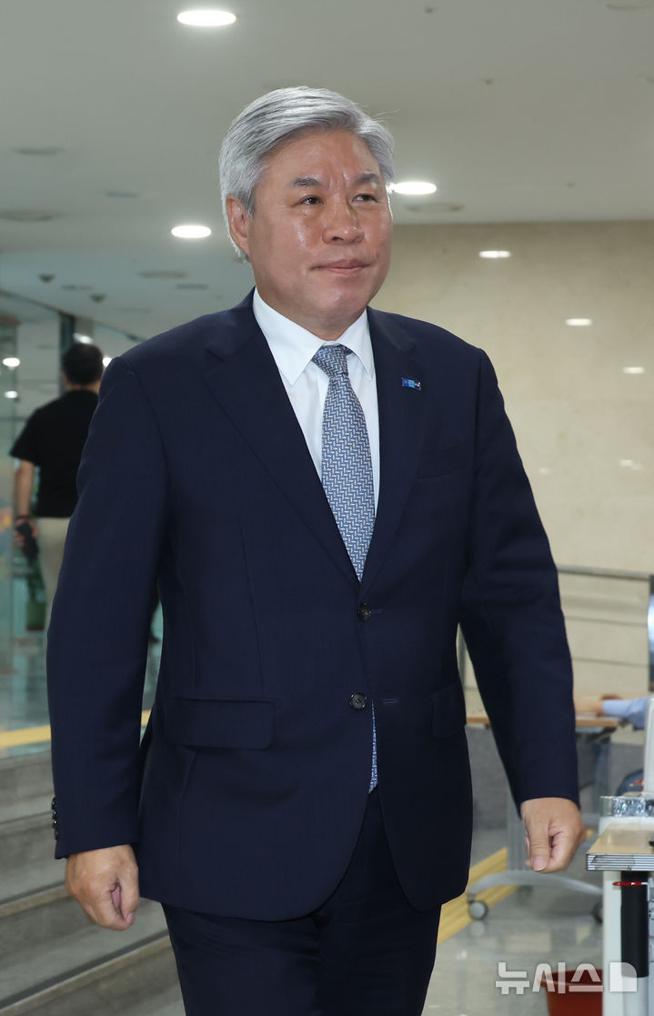 [서울=뉴시스] 고승민 기자 = 서왕진 조국혁신당 원내대표가 19일 서울 여의도 국회 의원회관에서 열린 조국혁신당 직장 내 괴롭힘 및 성희롱, 성폭력 예방교육에 참석하고 있다. 2025.09.19. kkssmm99@newsis.com