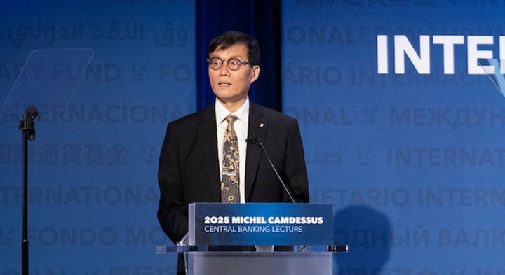 [서울=뉴시스] 이창용 한국은행 총재가 지난달 미국 워싱턴 D.C. 국제통화기금(IMF) 본부에서 한국은행 통화정책에 대해 강연하고 있다. (사진=한국은행 제공) 2025.10.12. photo@newsis.com *재판매 및 DB 금지