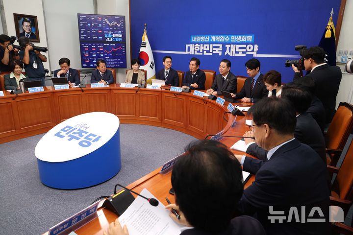 [서울=뉴시스] 조성봉 기자 = 정청래 더불어민주당 대표가 19일 오전 서울 여의도 국회에서 열린 최고위원회의에서 발언을 하고 있다. 2025.09.19. suncho21@newsis.com