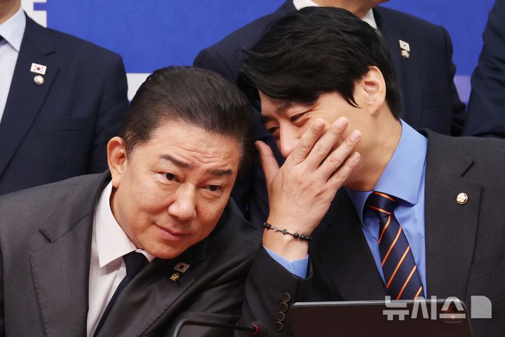 [서울=뉴시스] 조성봉 기자 = 김병기 더불어민주당 원내대표가 19일 오전 서울 여의도 국회에서 열린 최고위원회의에서 한준호 최고위원과 대화를 하고 있다. 2025.09.19. suncho21@newsis.com