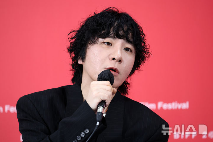 [부산=뉴시스] 박진희 기자 = 영화 '굿뉴스' 감독 변성현이 19일 부산 해운대구 영화의전당 비프힐에서 기자회견을 하고 있다. 2025.09.19. pak7130@newsis.com